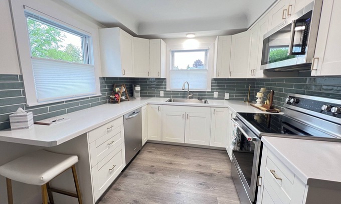 St. Clair Maison | Clean & Newly Remodeled Duplex Cottage in St. Clair, Walk to Golfing & Boating