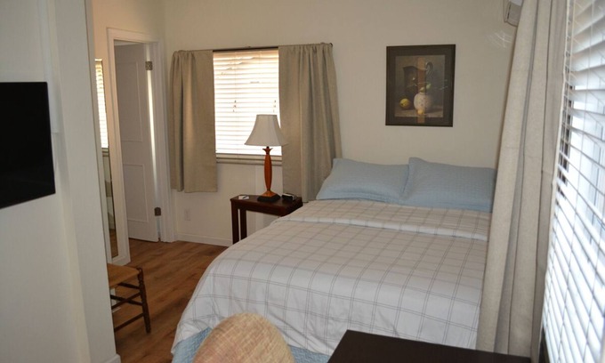 Camelback East Maison | Clean, Private Guestroom and Bath - Near Biltmore