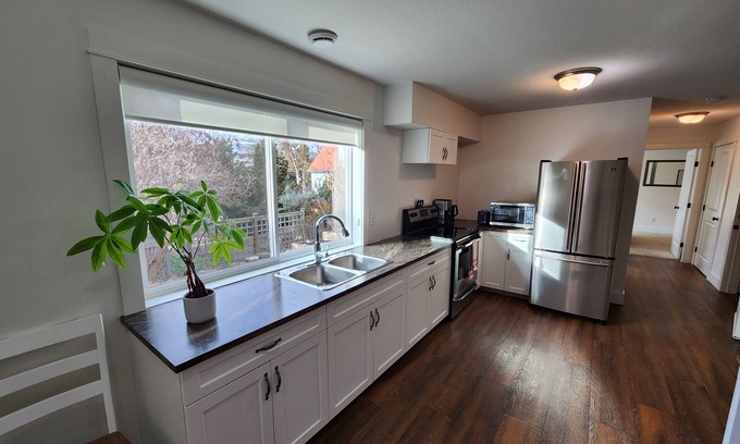 Vernon Maison | Clean, Serene, Private!