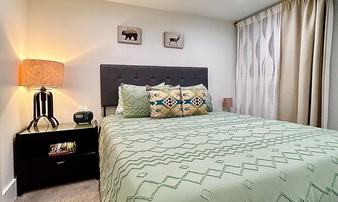 Ladd's Addition Appartement | Roomy, Centrally Located 2-Bed Basement Suite