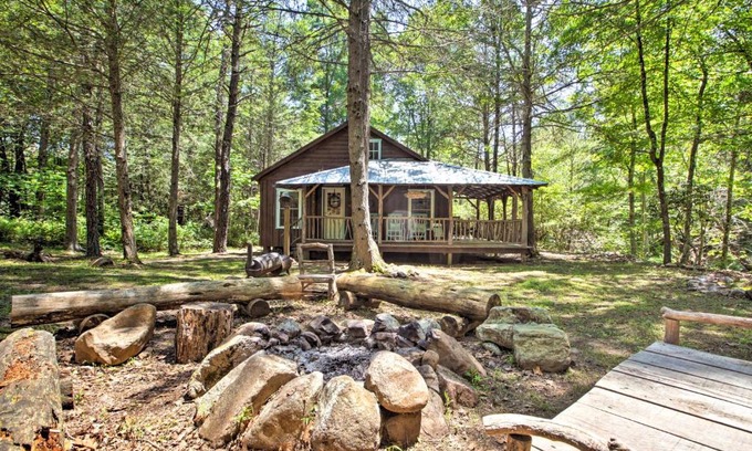 McDowell Maison | Clearwater Cabin on 10 Acres with Trout Stream!