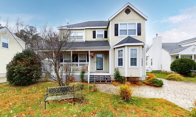 Clearwater Maison | Clearwater Home, perfectly located w/Shared Pool, Private Washer/Dryer, & WiFi