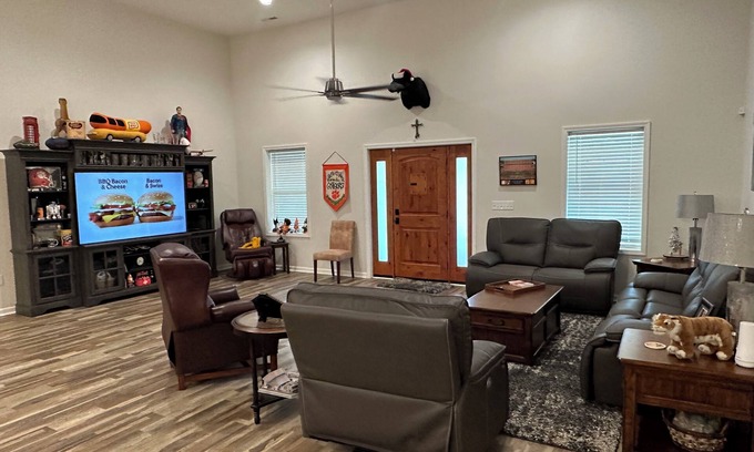 Seneca Appartement | Clemson, super close to stadium. 1300 sqft -1 bdrm, 1 bth apartment.