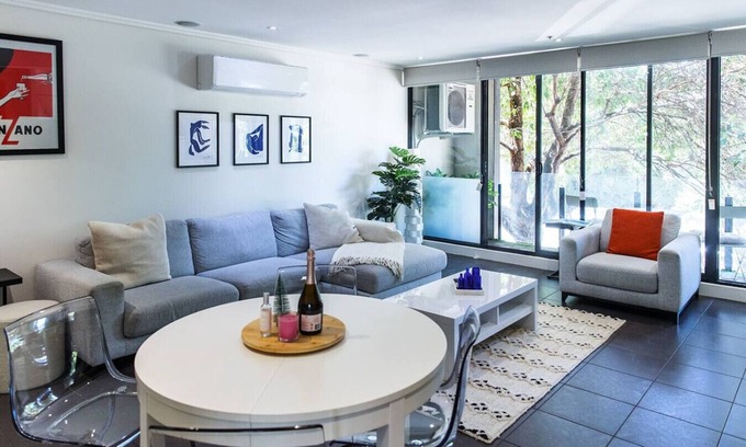 South Melbourne Appartement | Cleo, Indoor pool and gym. Central location