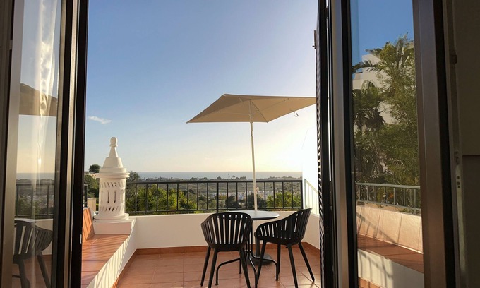 Patio Appartement | Cliff Enchantment Piscine et Vue sur Mer, Quelques Minutes du Centre Historique