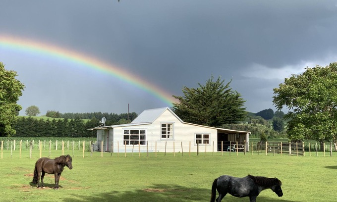 Kiwitea Cottage | Cliff Top Cottage just off SH1