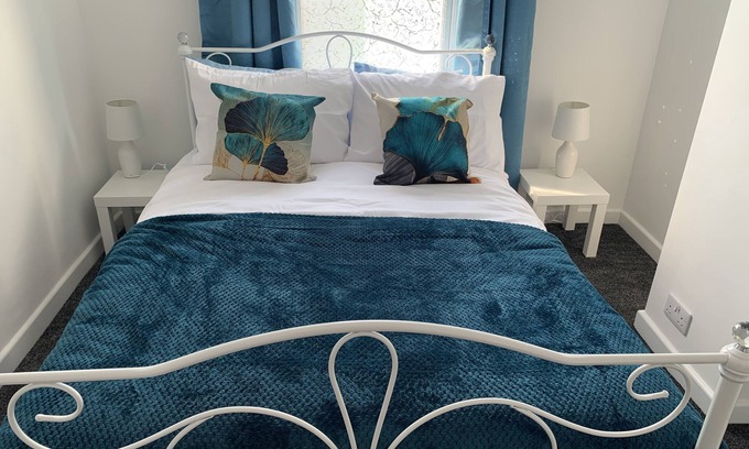 Westcliff-on-Sea Appartement | Cliffside Apartment Within Walking Distance of the Beach and Theatre