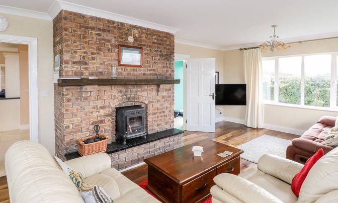 Tully Cottage | CLIFFTOP HAVEN, family friendly in Tully, County Galway