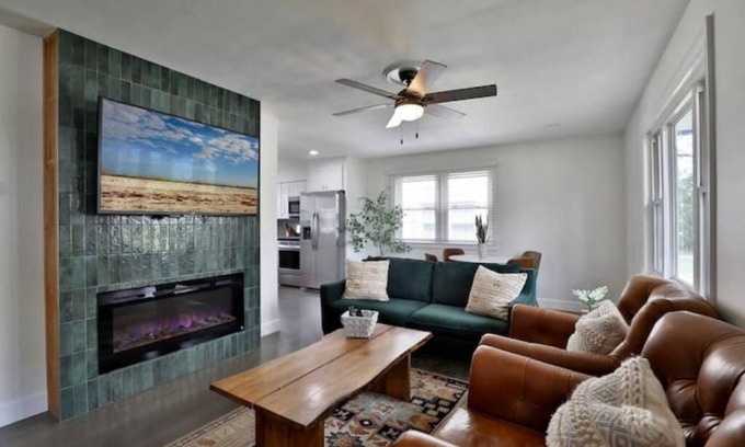 Clintonville Maison | Clintonville Cottage- Close to OSU & Downtown