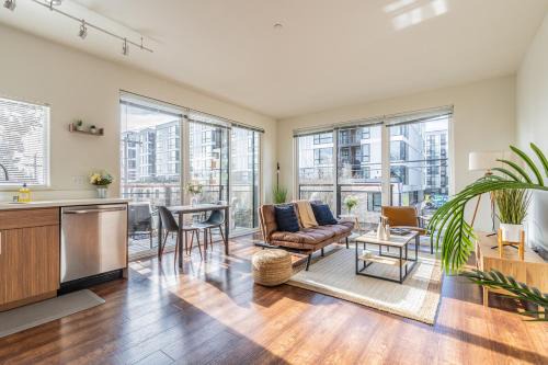 Mann Appartement | Close Downtown Modern Apartment - Pet Friendly, WiFi, Rooftop views