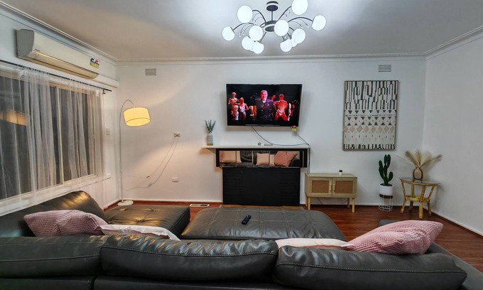 Dallas Maison | Close to Airport, Walk to Train