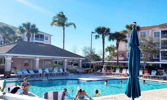 Majestic Palms Copropriété | Close to Beaches, Shops & Restaurants! Gated Community - Pool & Hot Tub! Free Parking & Wi-Fi!