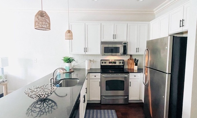 Oxford Copropriété | Close to Campus-newly professionally decorated-sleeps 6 -no stairs!