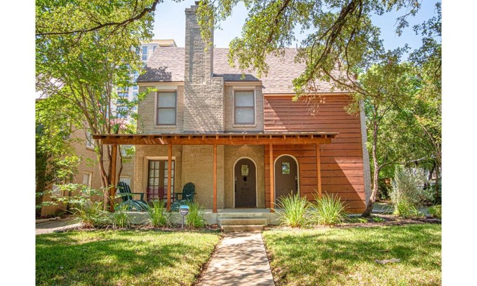 Mahncke Park Maison | Close to Famous Attractions with Hot Tub and Fire Pit