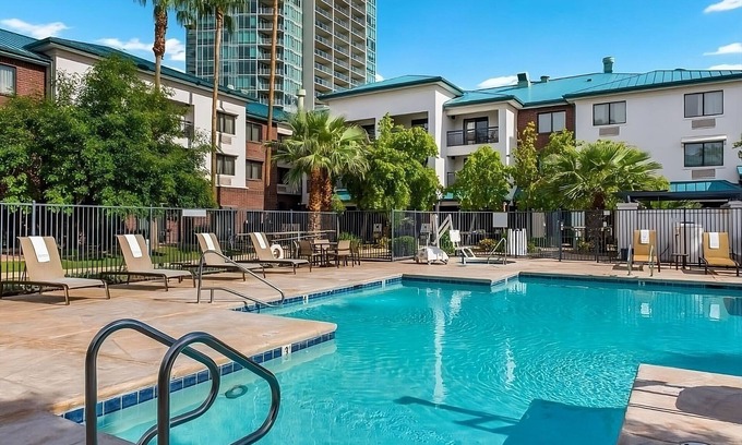 Tempe Hôtel | Close to Gammage Lawn and Historic Palm Walk! Pets are Allowed, Swimming Pool!