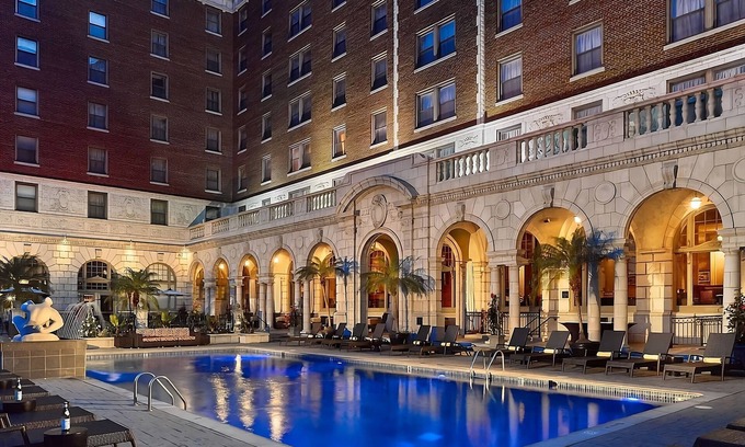 Central West End Station Balnéaire | Close to Missouri History Museum! Pets Allowed! W/Parking, Pool, and Cinema!