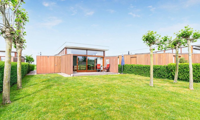 Bunschoten Maison | Close to the marina and with a view of polder landscape and the bird breeding area, this beautiful v