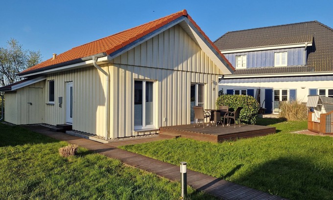 Altefaehr Maison | Près de la maison de vacances à la plage dans un endroit calme avec une terrasse en bois spacieuse