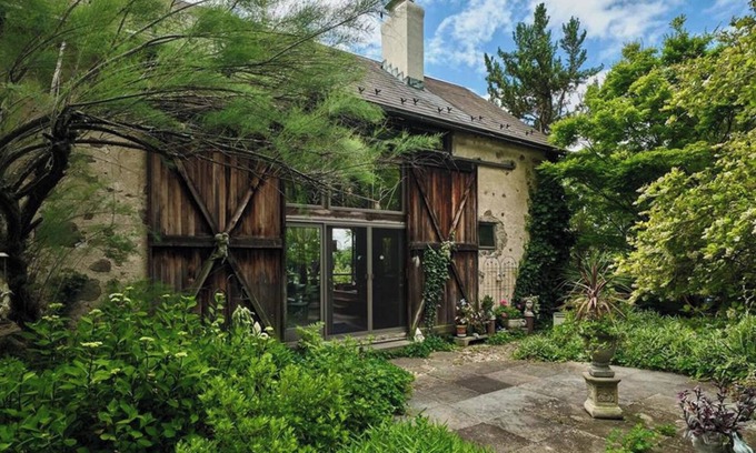 Finesville Maison | Close to the City, Far from Reality