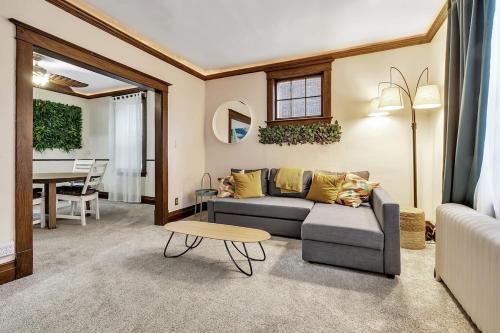 Niagara Falls Maison | Close to the Falls Hot Tub Easy Checkout Parking