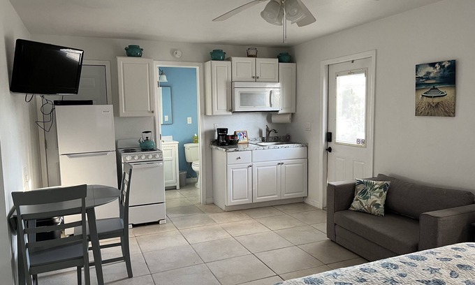 Saint James City Appartement | Closest Inn to Deep Water in St James City. Perfect for monthly rental!