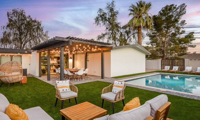 Entertainment District Maison | Closest Walk to Old Town, Entertainment District