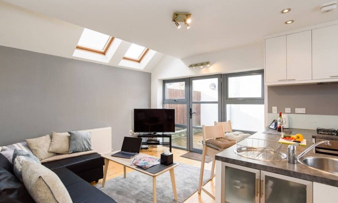 Splott Maison | Cloudstream Joy - Relax in the City | 2 Bed Duplex House w/Hot Tub