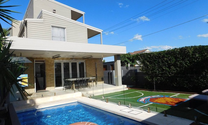 Clovelly Maison | Clovelly Beach House With Pool. 4 bedrooms, parking, ocean views!