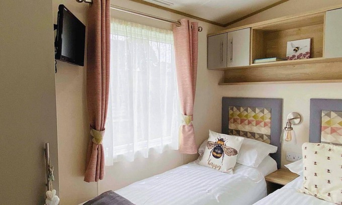 Carnforth Cabine | Clover Bank is a beautiful holiday home set one row back from Docker’s fishing lake.