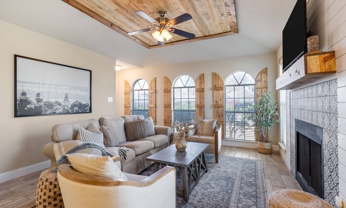 Euless Maison | Clover Cottage- Charming Mediterranean Cottage in the heart of DFW