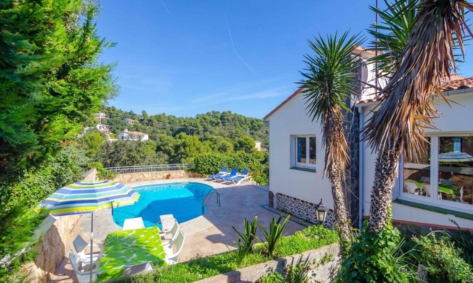 Canyelles Villa | Club Villamar - Charmante villa avec piscine privée située dans la ville pittoresque de Tossa de ...