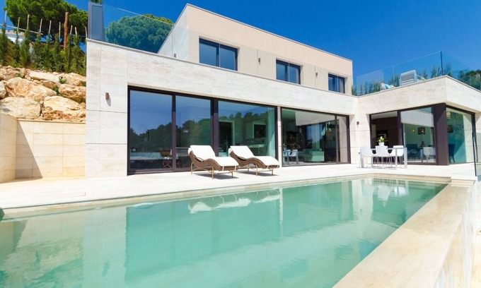 Tossa de Mar Villa | Club Villamar - Rosalicia est une luxueuse villa avec piscine privée, située dans une rue calme à...