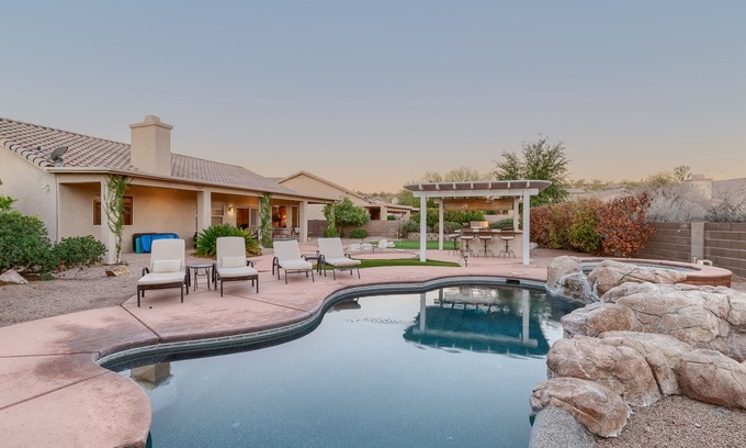 The Bluffs Maison | Détendez-vous et Profitez de Tucson dans le style. Piscine, bain à remous, une cuisine extérieure, vue