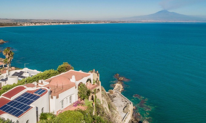 Costa Saracena-Castelluccio Villa | Costa Moresca, villa en bord de mer avec piscine privée d'eau de mer.