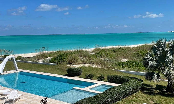 Treasure Cay Maison | Coach House suite with unbelievable view of the Sea of Abaco and the beach