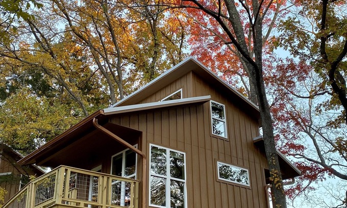 Lacy-Lakeview Cabine | Coach's Quarters - The Dugout - Come Spend The Night in the Trees!!