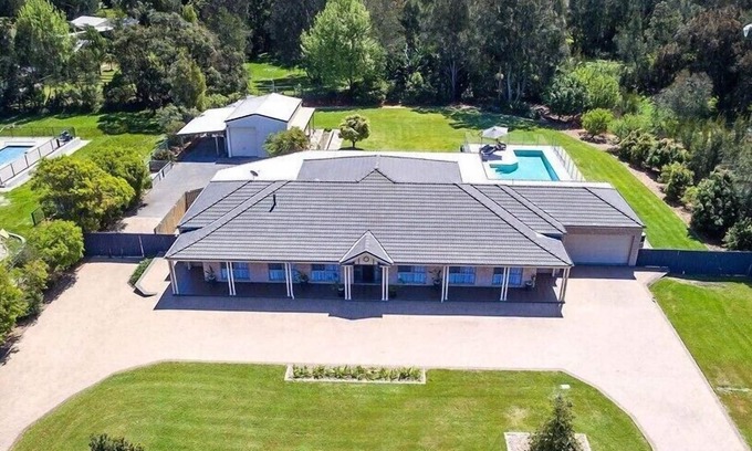 One Mile Maison | Coast and Country Estate - 15m Heated Pool and Minutes to Beach