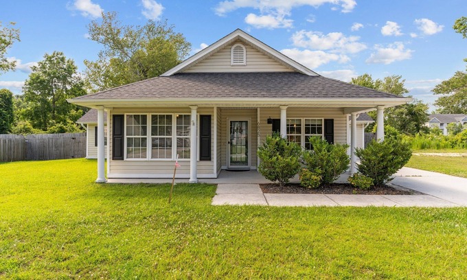 Kings Grant Maison | Coast Away Cottage. 1-story home - NO PET FEES!!!! 10 minutes from the Beach!!