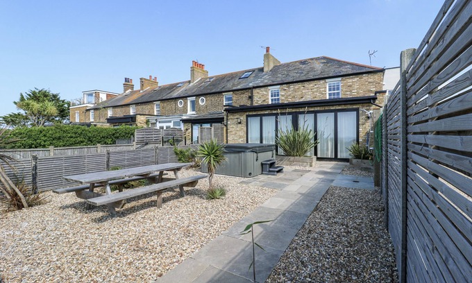 Swalecliffe Maison | COAST GUARD HOUSE, pet friendly, with hot tub in Swalecliffe