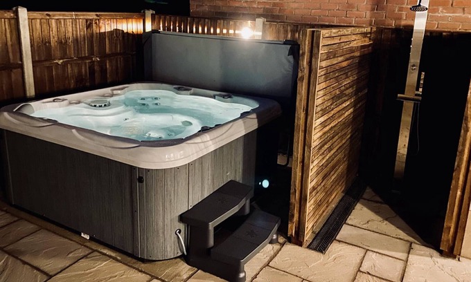 Cromer Maison | Coast House Cromer - Sleeps 15, hot tub, sea views