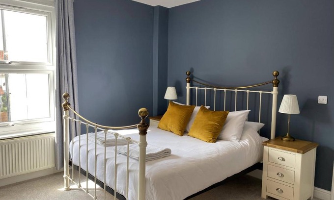 Cromer Maison | Coast House Cromer - Sleeps 15, hot tub, sea views