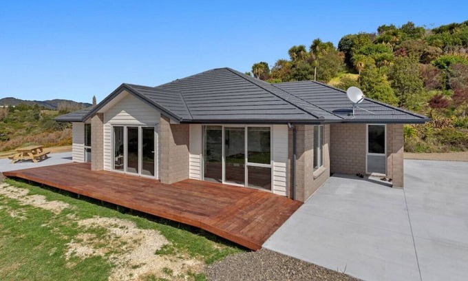 Tirohanga Maison | Coast View Farm Stay
