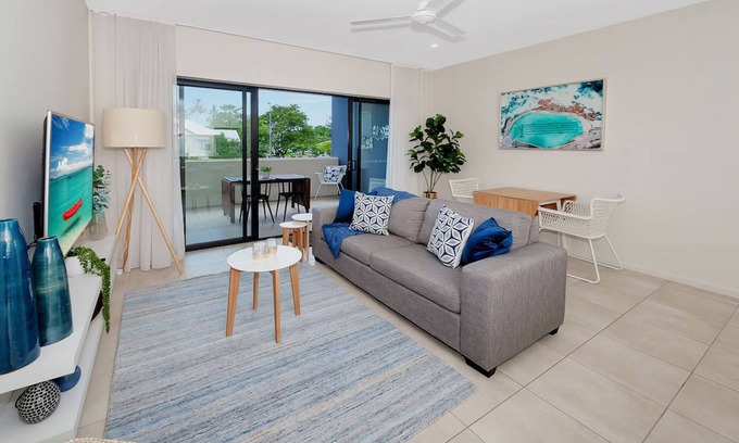 Cairns North Appartement | Coastal 2-Bed with Parking & Pool by the Ocean
