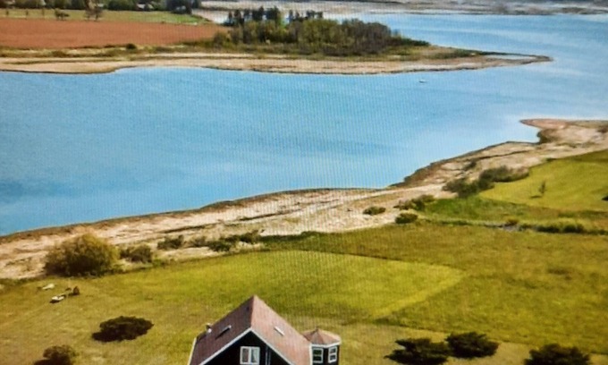 Brackley Beach Cottage | 3 Bedroom Cottage- 5 minutes to National Park Beaches