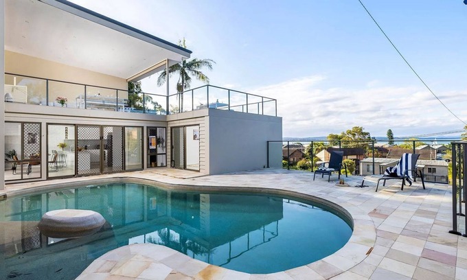 Corlette Maison | Coastal Breezes – water views, swimming pool, walk to beach