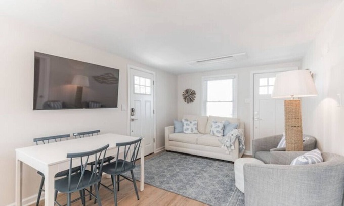North End Appartement | Coastal Centrally Located - 2 bd /1 bath 2nd Floor Unit