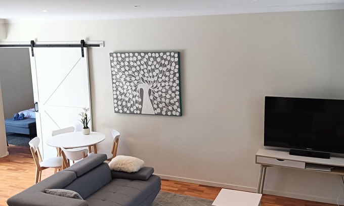 Melbourne Maison | Coastal charm, spacious townhouse Ideal for families or groups of up to 8