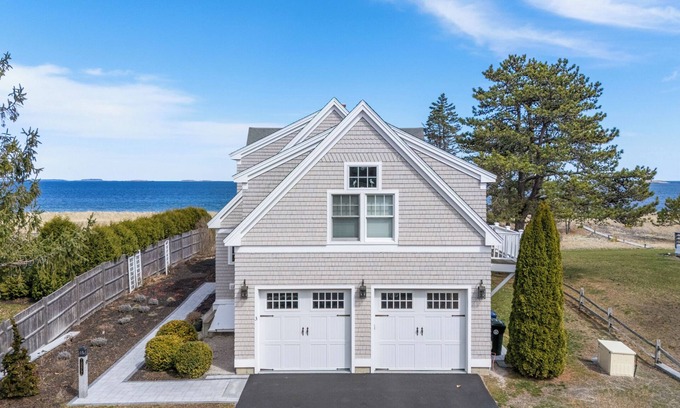 Southern Coast Maison | Coastal Charm with Stunning Views – Steps from the Shoreline!