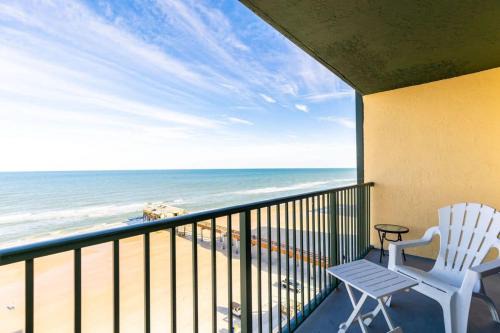 Daytona Beach Shores Appartement | Coastal Chic Suite at Sunglow Resort by Brightwild