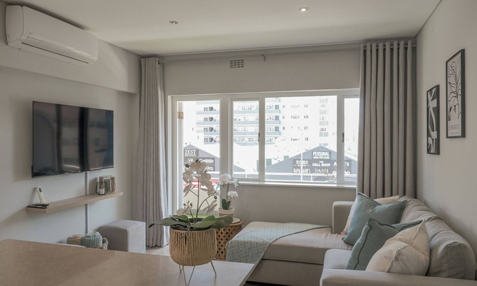 Fresnaye Appartement | Coastal City Vibes: Stylish 2-Bedroom